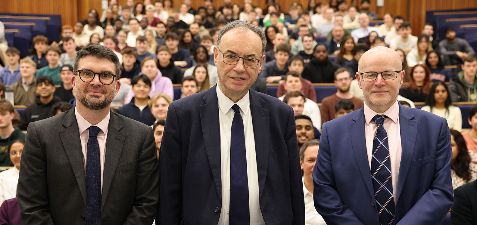 Llun:Steve Hicks, Asiant Cymru, Banc Lloegr, Andrew Bailey, Llywodraethwr Banc Lloegr, Ian Derrick, Dirprwy Asiant Cymru, Banc Lloegr yn y ddarlith gyda myfyrwyr Economeg Prifysgol Abertawe.