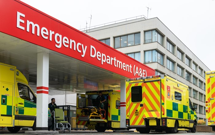 Ambiwlansys y tu allan i adran A&E ysbyty