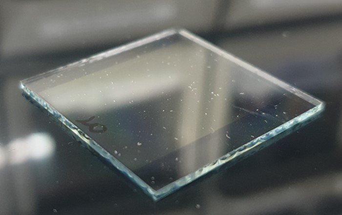 Cell solar perovskite planar wedi'i wneud yn rhannol gyda llwch arni. 