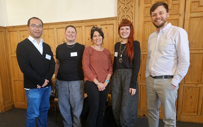 Mae pump ymchwilydd o Brifysgol Abertawe wedi'u henwi ymysg talent y dyfodol mwyaf addawol Cymru fel rhan o garfan Crwsibl Cymru 2025. (o’r chwith i’r dde Dr Yang Liu, Dr Laura Seymour, Dr Maria Cheshire-Allen, Dr Charlotte Jones a Dr Tom Avery.)