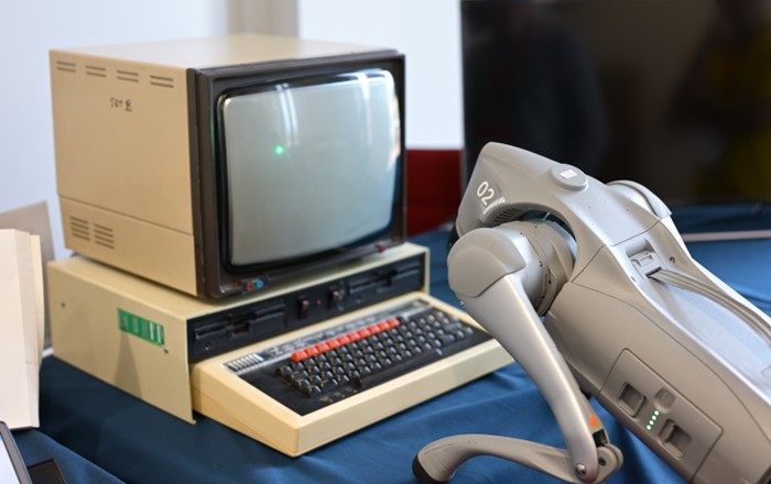 Llun yn dangos System Microgyfrifiadur BBC (chwith) a'r robot Unitree Go2 (dde).