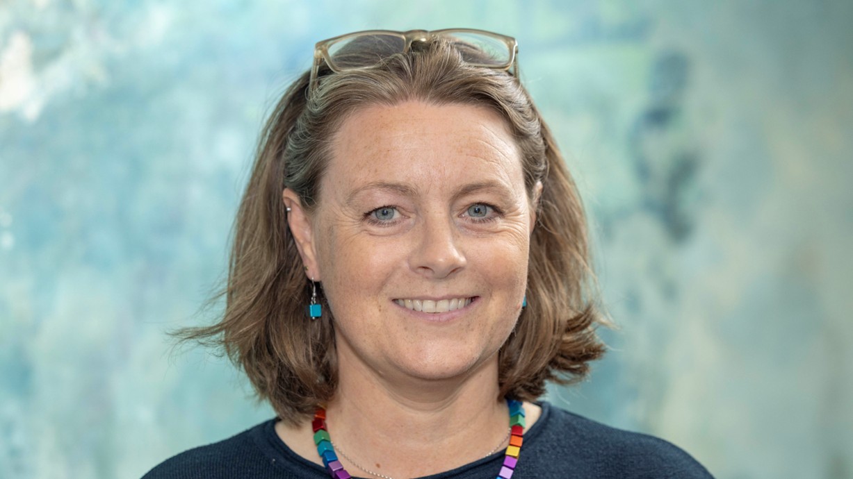 Llun pen ac ysgwyddau o'r Athro Lucy Griffiths.