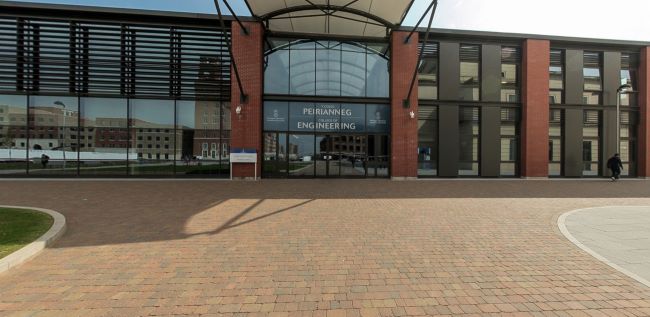 Mynedfa adeilad peirianneg ar gampws Prifysgol Abertawe