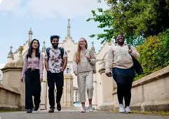 Myfyrwyr ar y campws