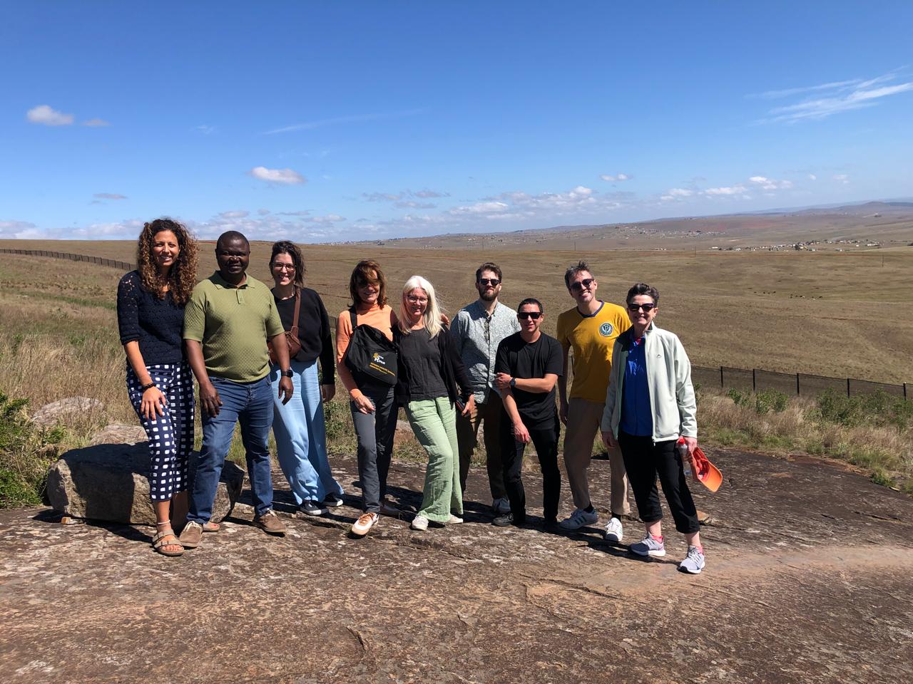 Aelodau'r tîm atgyweirio cymdeithasol ar ochr bryn