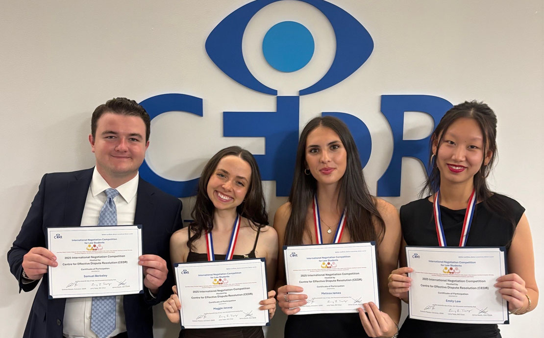 Delwedd o bedwar myfyriwr sy'n cystadlu