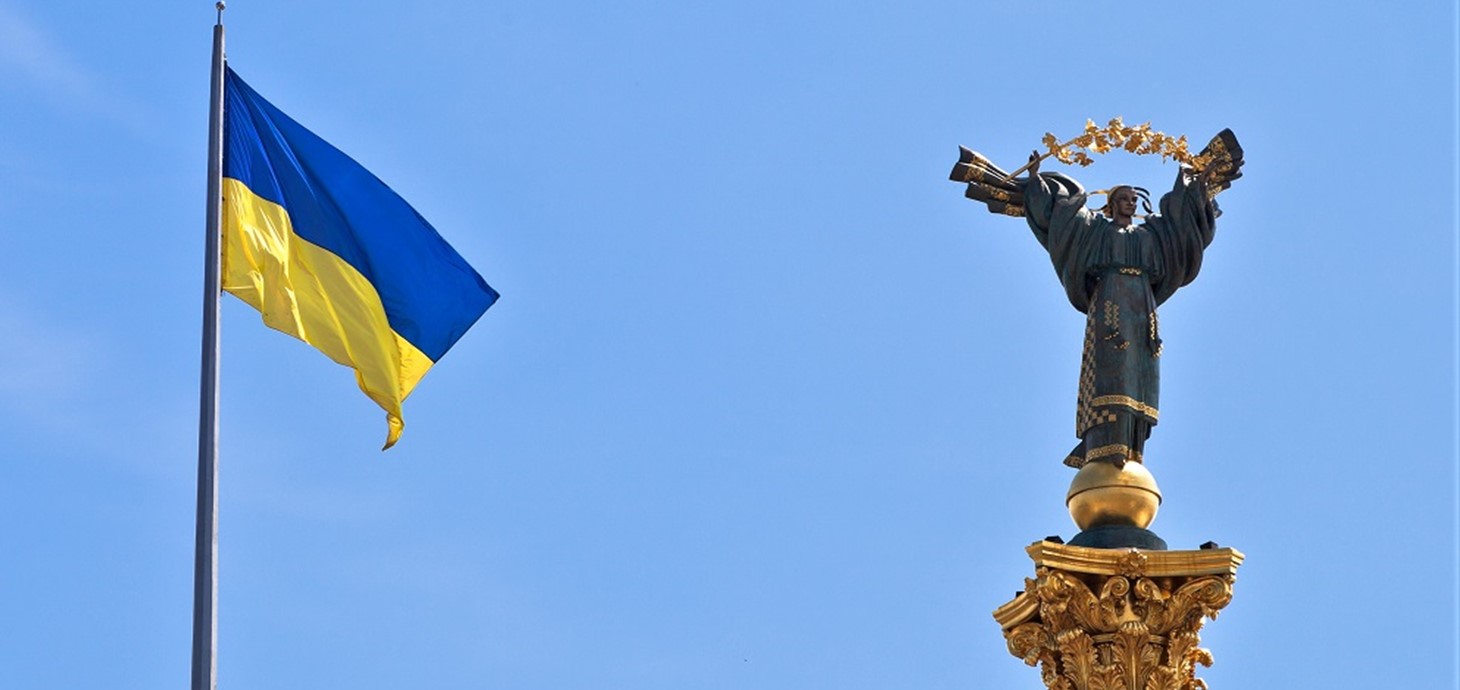 Ukrainian flag and monument to independence: Independence Square (the Maidan), Kyiv, Ukraine