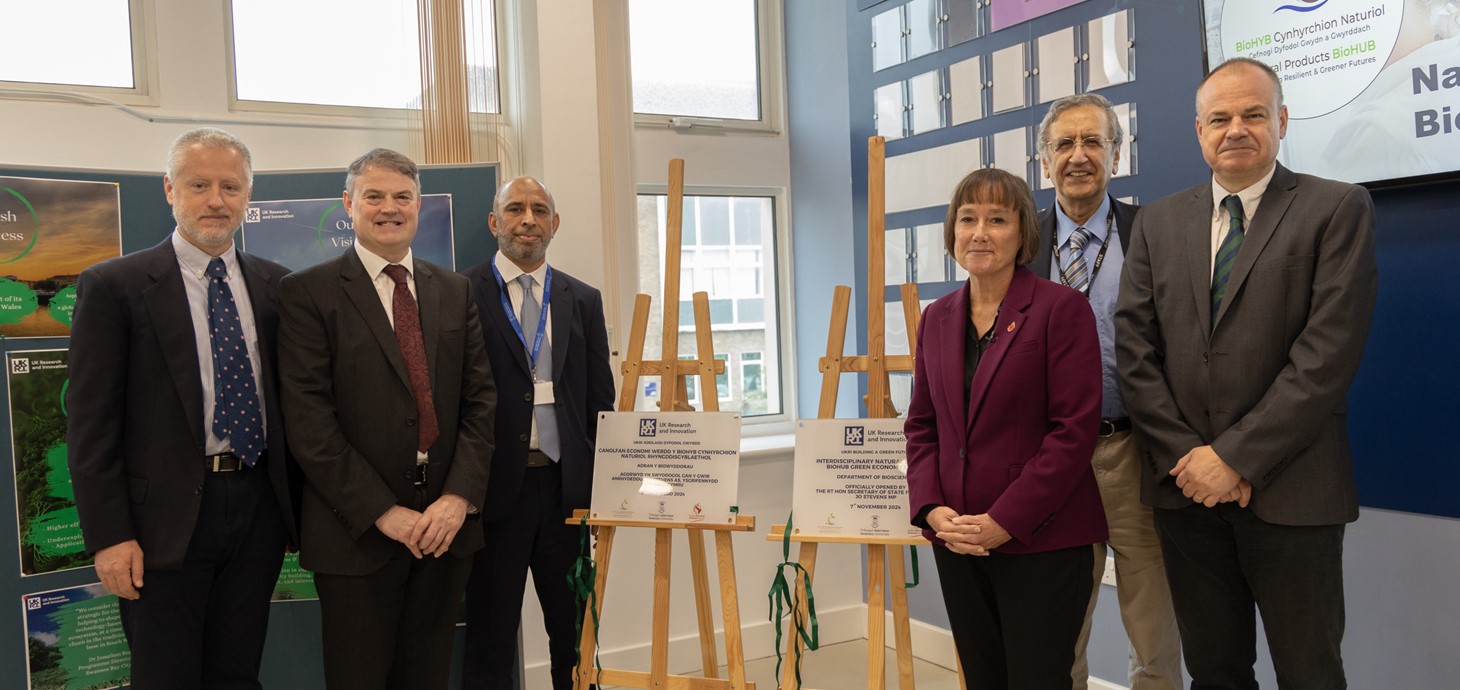 Pictured left to right: Professor Luca Borger, Professor Dan Eastwood, Professor Farooq Shah, The Rt Hon Jo Stevens MP, Secretary of State for Wales, Professor Tariq Butt, Professor David Smith. 