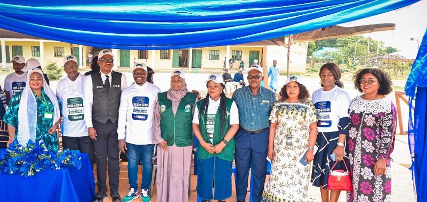 Swansea Uni Alumni Nigeria President Oyeinkediton Churchill with members of the alumni community