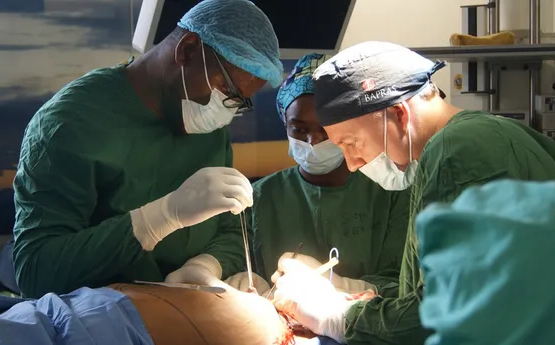 Professor Iain Whitaker operating at the Panzi Hospital with two of Dr Mukwege's senior team