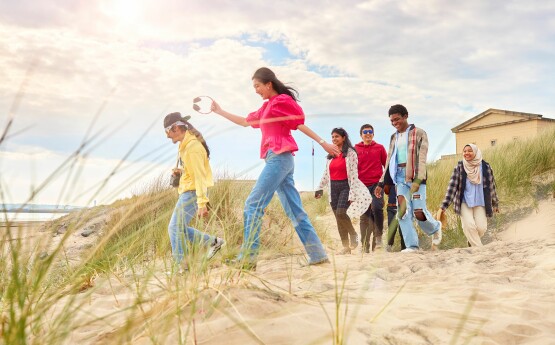students walking to the beach
